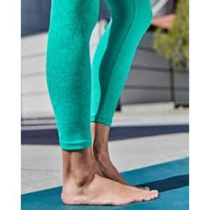 Athleta Women's Green Chaturanga Cropped Athletic Leggings Size XS